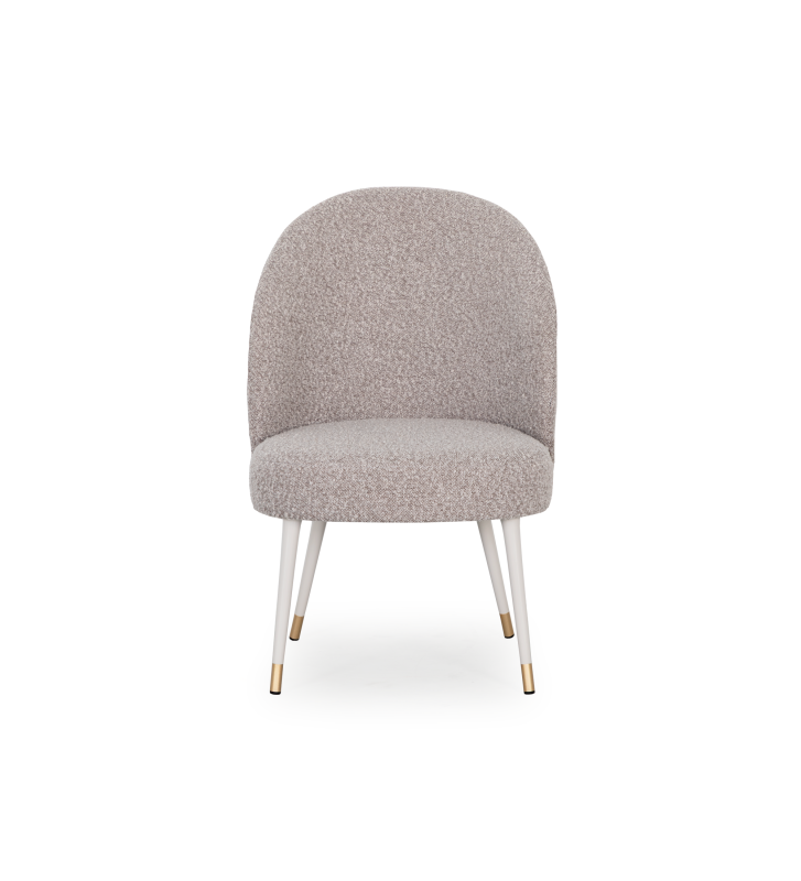 Fauteuil Geneve recouvert en tissu toffee, pieds laqués perle et détail doré.