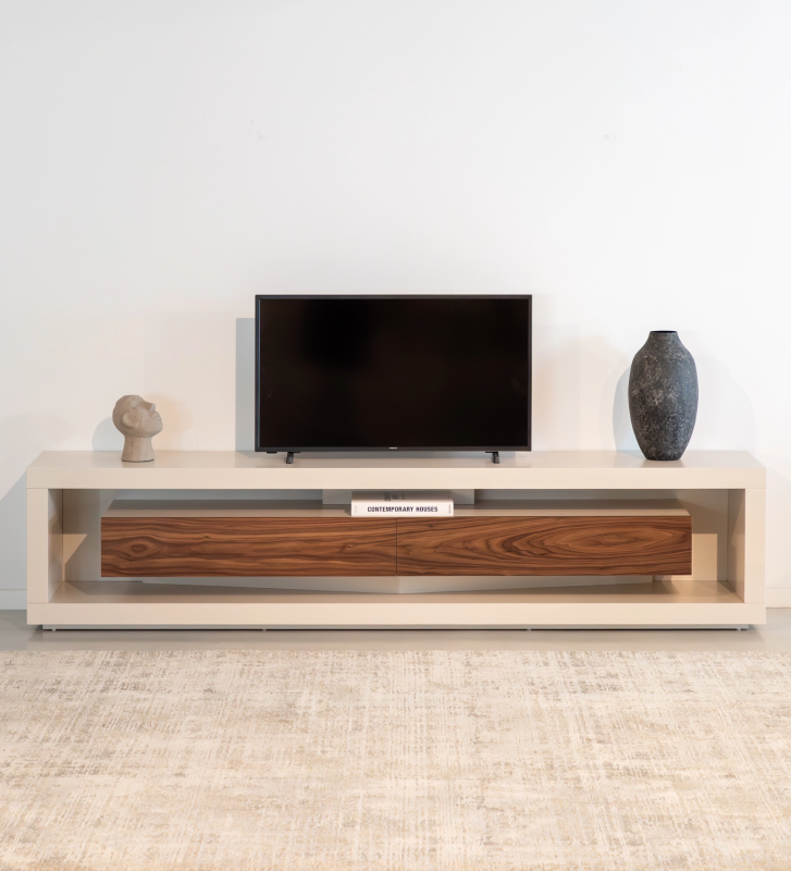 Móvel TV Londres com estrutura e módulo de gavetas lacados pérola, gavetas em nogueira natural, 250 x 56 cm.