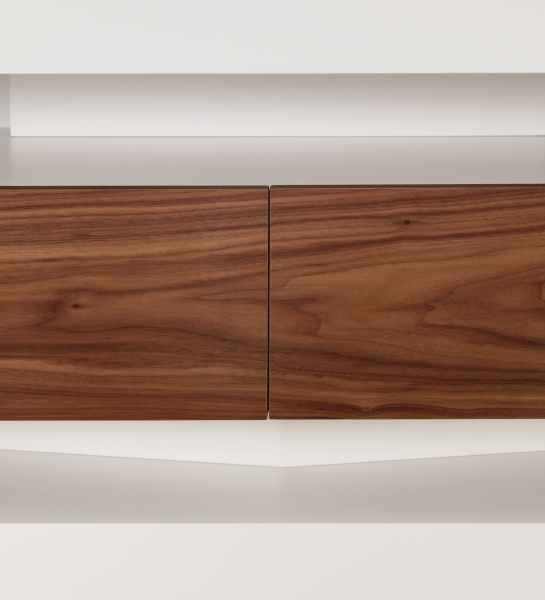Móvel TV Londres com estrutura e módulo de gavetas lacados pérola, gavetas em nogueira natural, 250 x 56 cm.