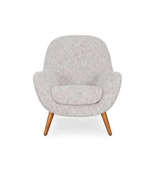 Fauteuil Oslo revêtu d’un tissu gris effet velours, avec des pieds en frêne couleur miel.