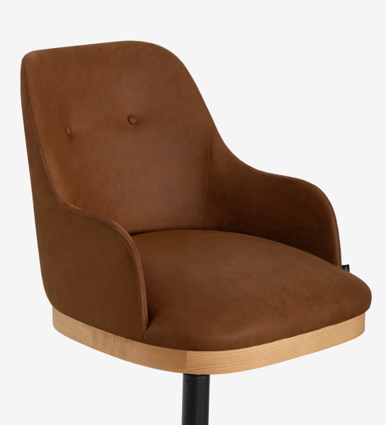 Silla giratoria tapizada en tejido marrón con detalle de madera color natural.