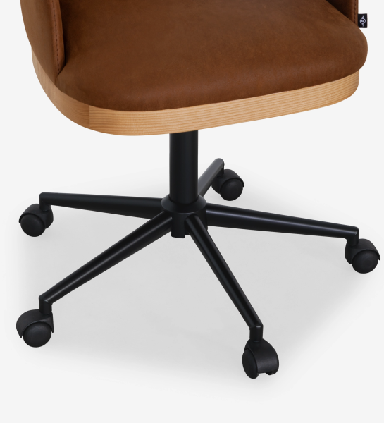 Silla giratoria tapizada en tejido marrón con detalle de madera color natural.