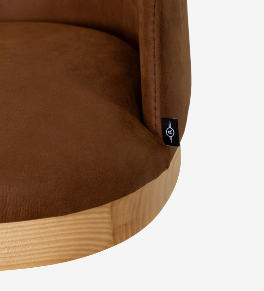 Silla giratoria tapizada en tejido marrón con detalle de madera color natural.