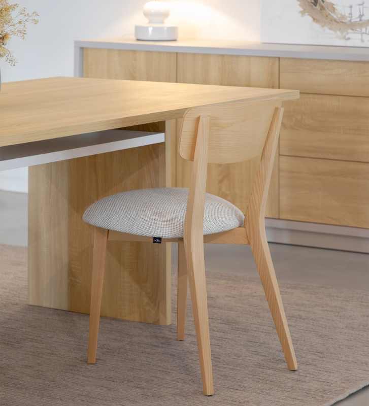 Silla en madera de fresno natural con asiento tapizado en tejido gris claro.