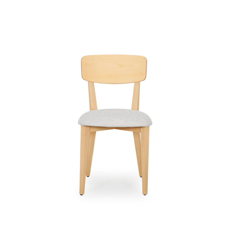 Silla en madera de fresno natural con asiento tapizado en tejido gris claro.