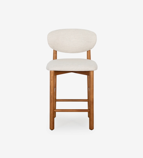 Taburete en madera de fresno color miel, con asiento y respaldo tapizados en tela beige.