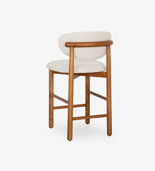 Taburete en madera de fresno color miel, con asiento y respaldo tapizados en tela beige.