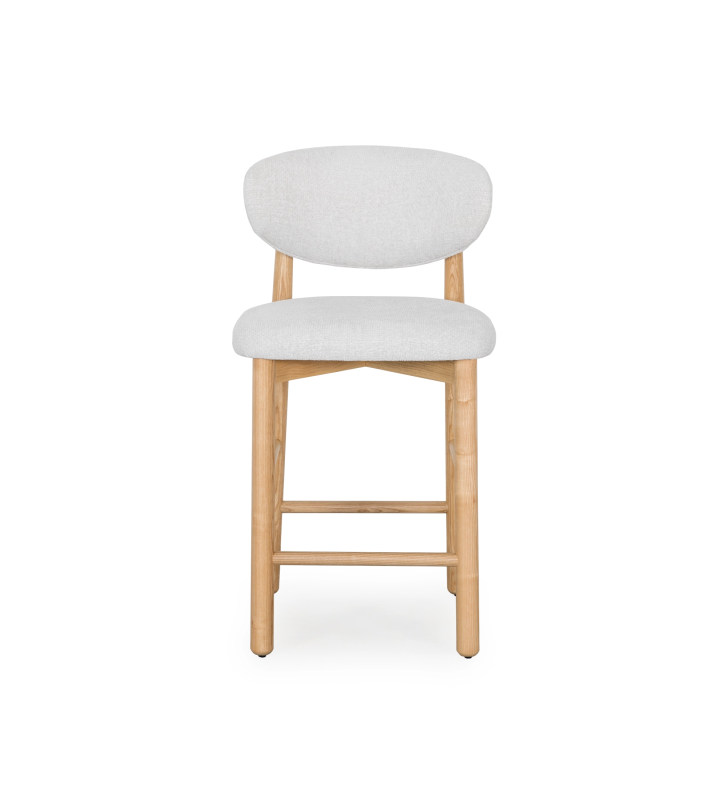 Taburete en madera de fresno en color natural, con asiento y respaldo tapizados en tela perla.