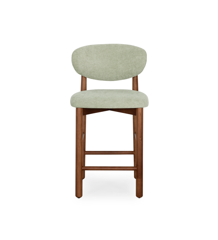 Taburete en madera de fresno color nogal, con asiento y respaldo tapizados en tela verde.