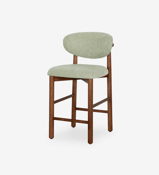 Taburete en madera de fresno color nogal, con asiento y respaldo tapizados en tela verde.