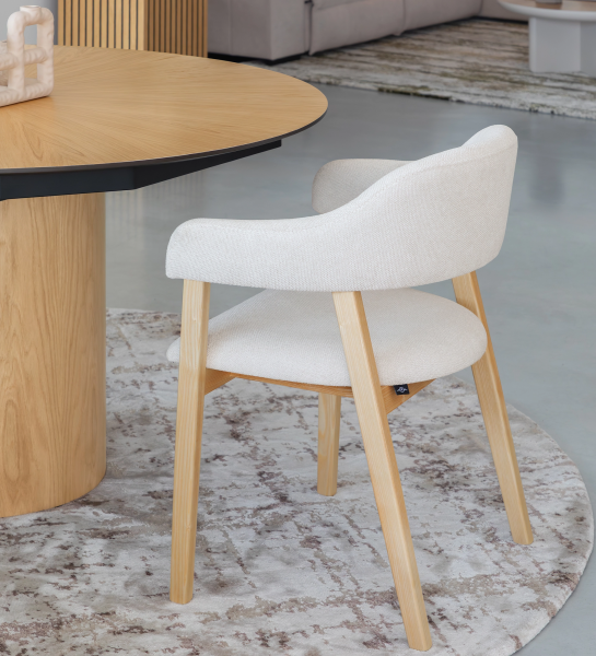 Silla con brazos, en madera de fresno natural, con asiento y respaldo tapizados en tela perla