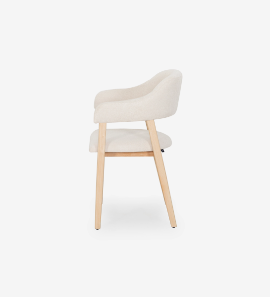 Silla con brazos, en madera de fresno natural, con asiento y respaldo tapizados en tela perla