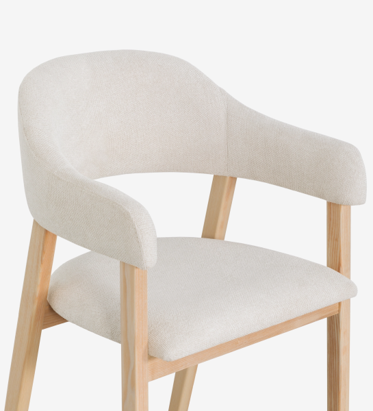 Silla con brazos, en madera de fresno natural, con asiento y respaldo tapizados en tela perla