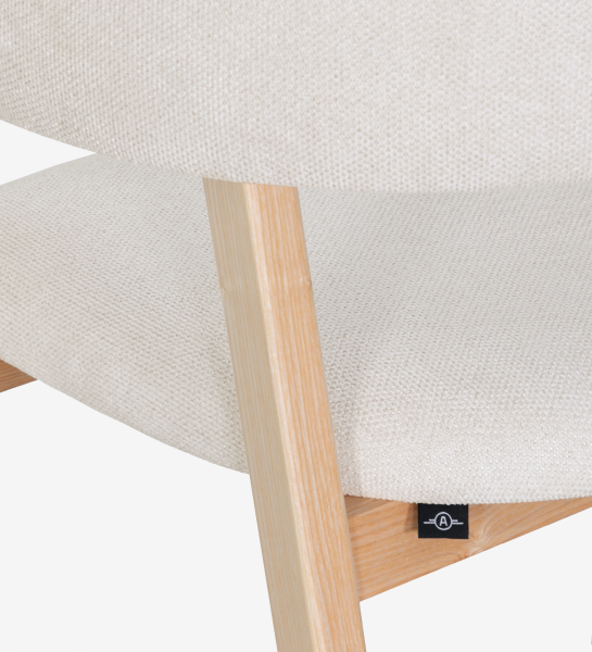 Silla con brazos, en madera de fresno natural, con asiento y respaldo tapizados en tela perla