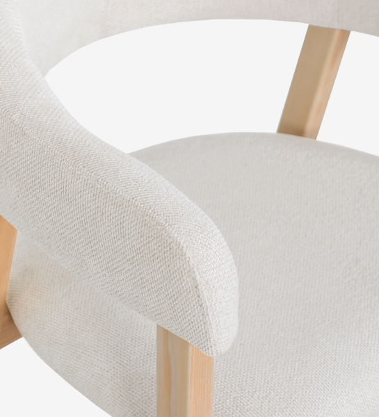 Silla con brazos, en madera de fresno natural, con asiento y respaldo tapizados en tela perla