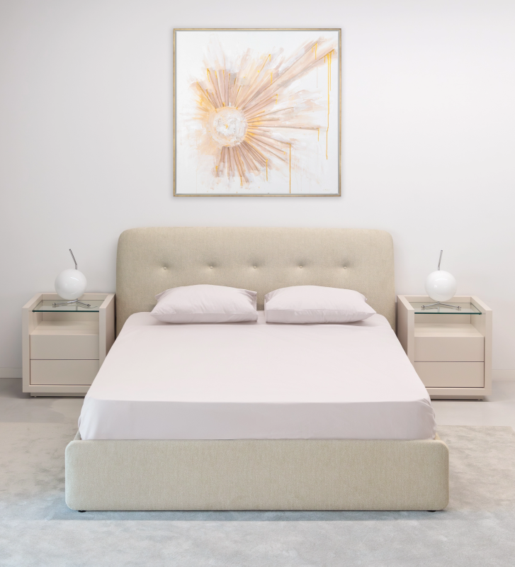 Cama doble con cabecero corto, tapizada en tela beige.