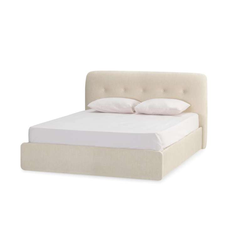 Cama doble con cabecero corto, tapizada en tela beige.