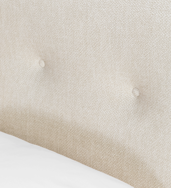 Cama doble con cabecero corto, tapizada en tela beige.