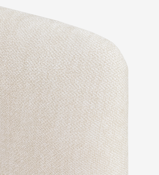 Cama doble con cabecero corto, tapizada en tela beige.