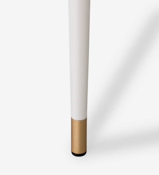 Cadeirão Geneve estofado a tecido verde, pés lacados a pérola e pormenor dourado.