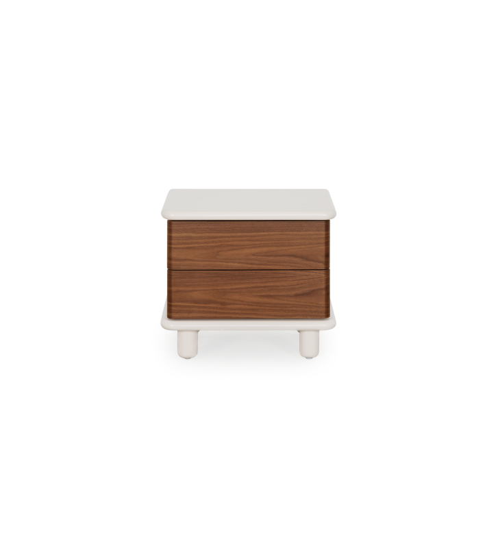 Mesa de cabeceira com 2 gavetas em nogueira natural, estrutura em pérola e carregador wireless de telemóvel integrado no tampo.