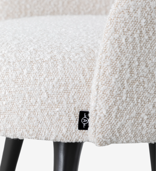 Silla giratoria tapizada en tejido perla con pies lacados en negro y detalles dorados.