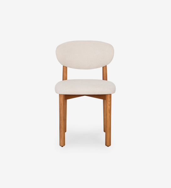 Chaise en bois de frêne couleur miel, avec assise et dossier rembourrés en tissu perle.
