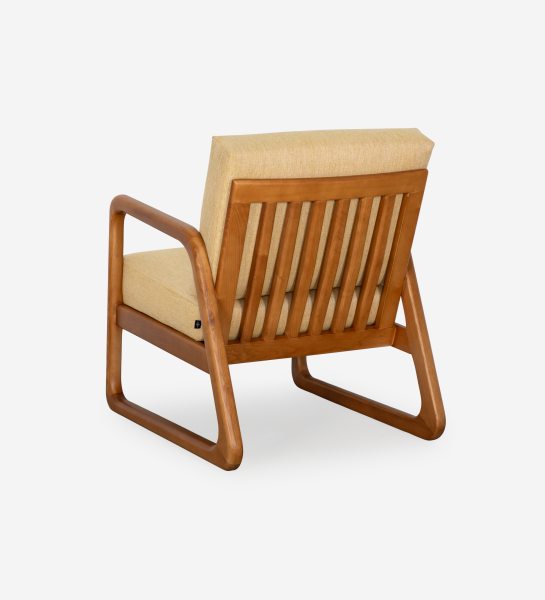 Fauteuil Antarte by IA recouvert en tissu jaune, structure en bois couleur miel.