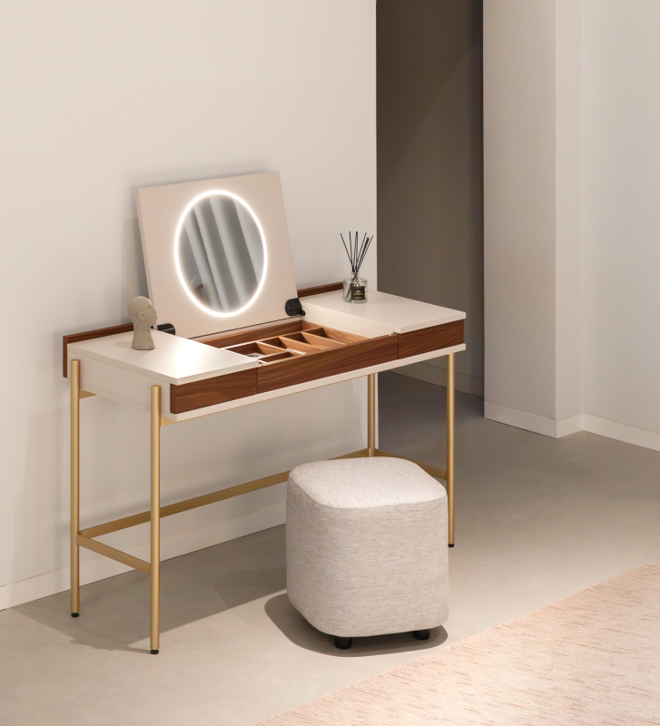 Toucador com 2 gavetas em nogueira natural, estrutura em pérola, pés metálicos lacados a dourado com niveladores e espelho com iluminação.