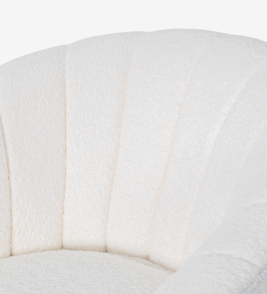 Cadeirão Tokyo estofado a tecido branco com pés em madeira cor natural.