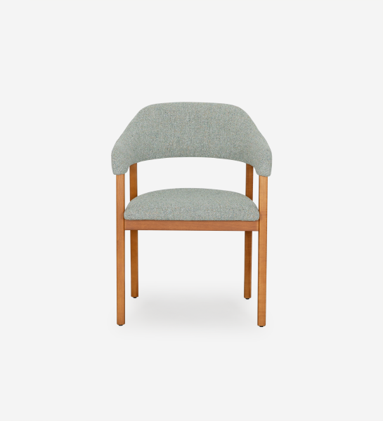 Chaise avec accoudoirs, en bois de frêne couleur miel, avec assise et dossier recouverts de tissu vert.