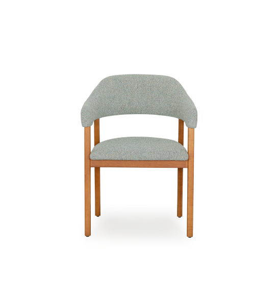 Chaise avec accoudoirs, en bois de frêne couleur miel, avec assise et dossier recouverts de tissu vert.
