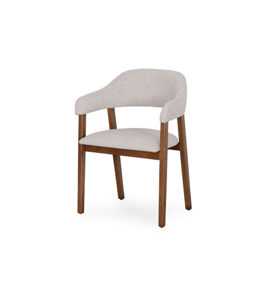 Silla con brazos, en madera de fresno color nogal, con asiento y respaldo tapizados en tela gris.