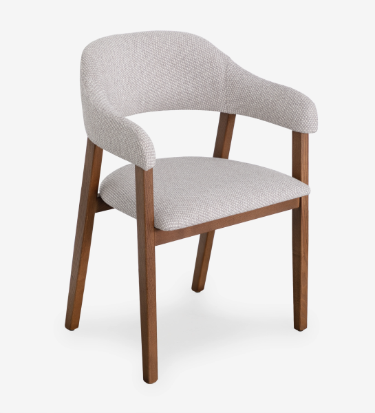 Chaise Capri en tissu gris clair avec structure en bois et accoudoirs