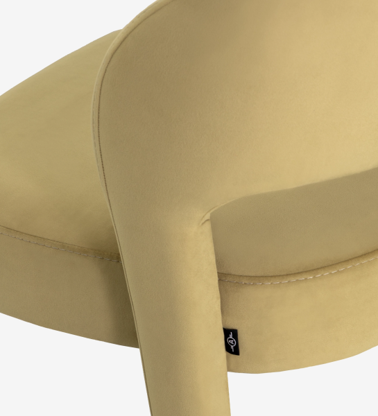 Chaise Mónaco en velours jaune sable, gros plan sur dossier et couture