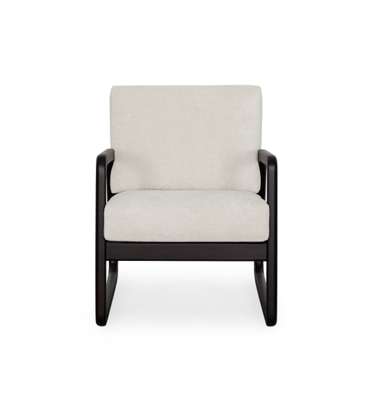 Sillón Antarte by IA tapizado en tela beige, estructura en madera wengue.