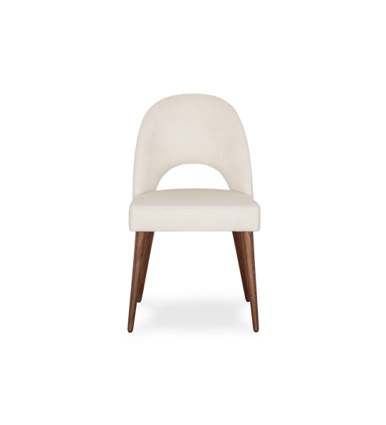 Silla tapizada en tejido beige, con pies de madera color nogal.