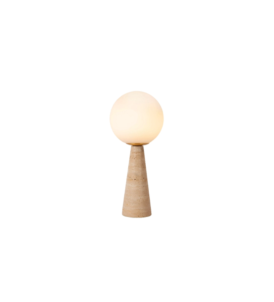 Lámpara de sobremesa con base de piedra beige y tulipa de cristal opal.