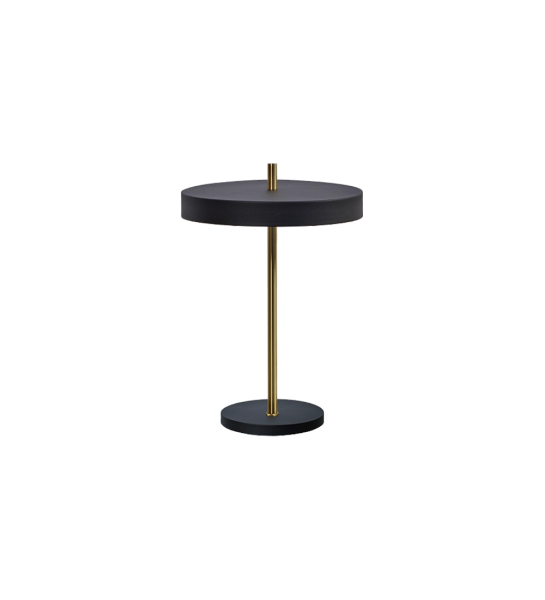 Lampe de table avec structure en inox doré, base et abat-jour en inox noir.