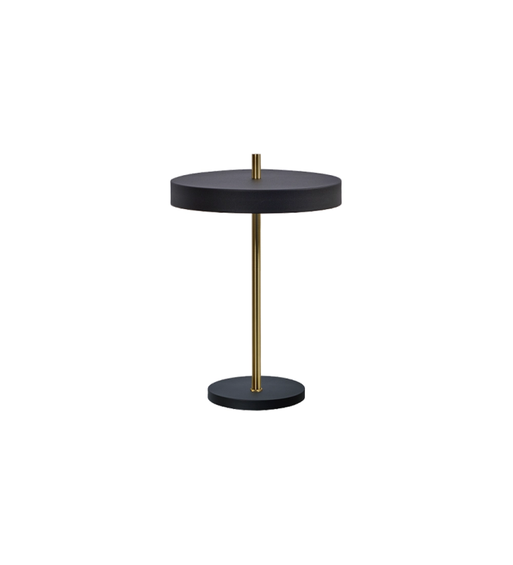 Lampe de table avec structure en inox doré, base et abat-jour en inox noir.