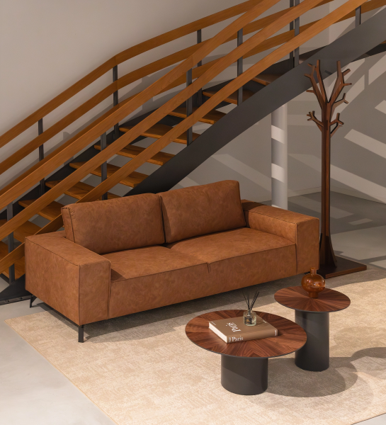 Sofá Tokyo 3 lugares em pele castanha junto a escada e mesas de centro