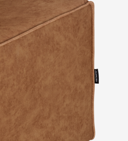 Sofá Tokyo detalle de esquina y etiqueta negra en tapizado marrón