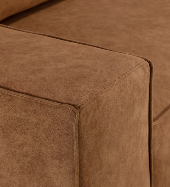 Sofá Tokyo, detalle del brazo tapizado en ante marrón