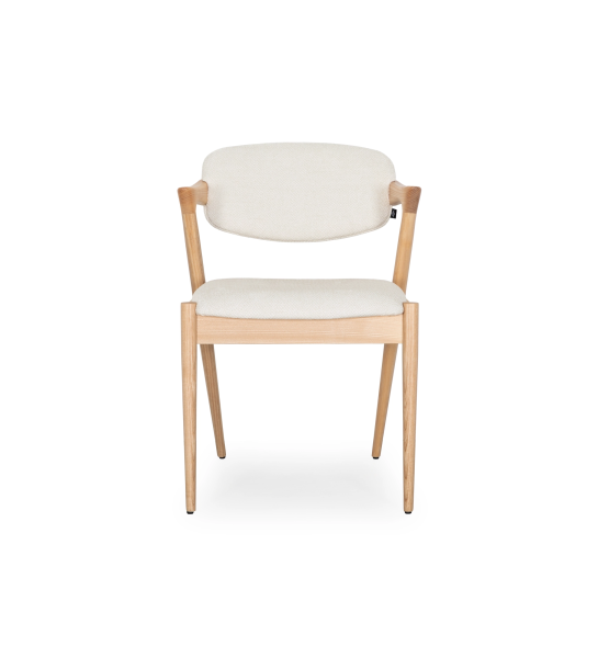 Silla en madera de fresno natural, con asiento y respaldo tapizados en tela blanco.