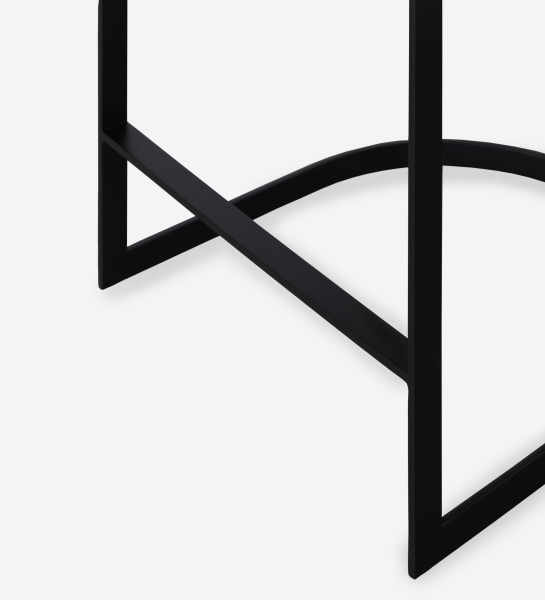 Taburete Mónaco, patas y reposapiés metálicos negros en primer plano