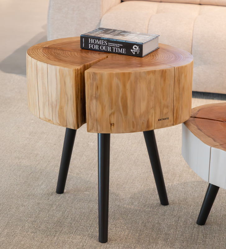 Mesa de apoio tronco em madeira natural de criptoméria, pés lacados a negro, Ø 35 a 45 cm.