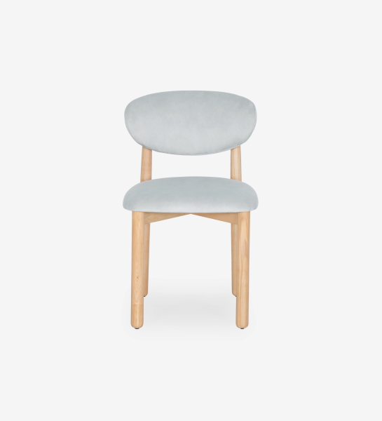 Cadeira Nice com estofado cinzento claro e estrutura de madeira clara, vista frontal