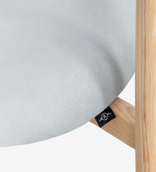 Cadeira Nice assento cinzento claro com perna de madeira e etiqueta preta