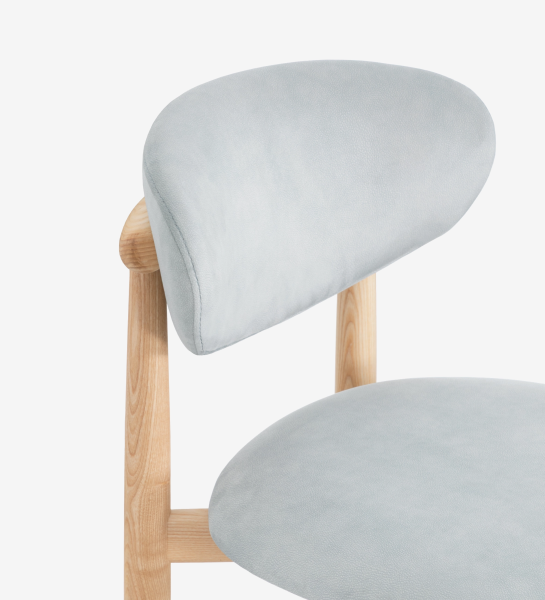 Cadeira Nice com assento e encosto estofados cinzento-claro e estrutura em madeira