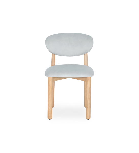 Chaise en bois de frêne naturel, avec assise et dossier rembourrés en tissu bleu.